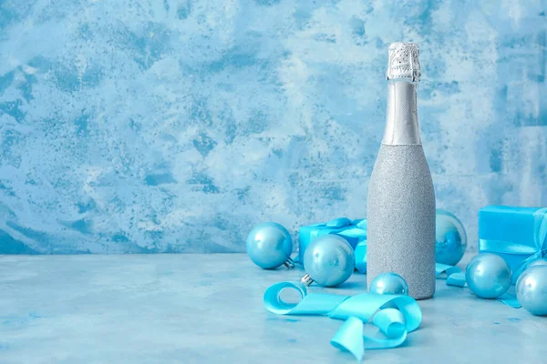 Weihnachtskomposition Mit Einer Flasche Champagner Auf Farbigem Hintergrund — Stockfoto