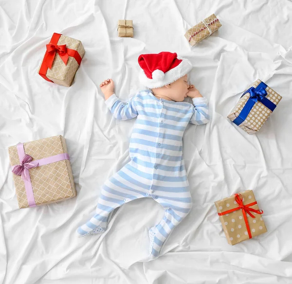 Bebé Bonito Com Presentes Natal Deitado Cama — Fotografia de Stock