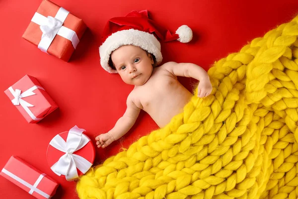 Bebê Bonito Chapéu Papai Noel Caixas Presente Natal Fundo Cor — Fotografia de Stock
