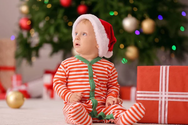 Carino Piccolo Bambino Babbo Natale Con Regalo Natale Casa — Foto Stock