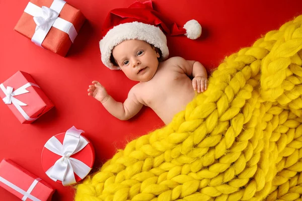 Bebê Bonito Chapéu Papai Noel Caixas Presente Natal Fundo Cor — Fotografia de Stock