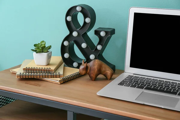 Laptop Figurine Bull Symbol Year 2021 Table Room — Stock Photo, Image