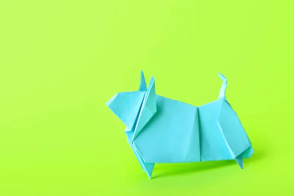 Origami公牛作为2021年的象征 背景为彩色 — 图库照片