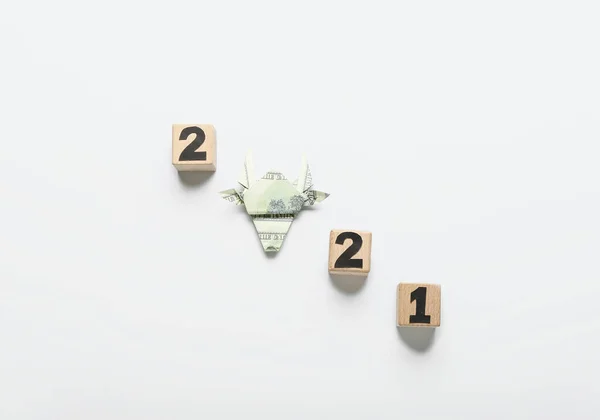 Figura 2021 Feito Cubos Origami Touro Como Símbolo Ano Fundo — Fotografia de Stock