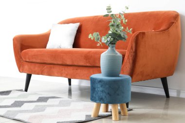 Oturma odasının içi rahat kanepeyle dolu.