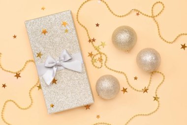 Renkli arkaplanda hediye içeren Noel kompozisyonu