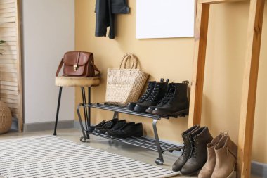 Modern salonun iç mimarisi.