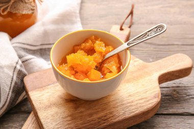 Masada bir kase lezzetli balkabağı reçeli