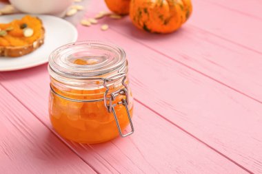 Masada bir kavanoz lezzetli balkabağı reçeli