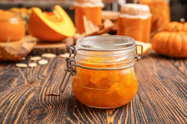 Masada bir kavanoz lezzetli balkabağı reçeli