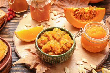 Ahşap arka planda lezzetli balkabağı reçeli