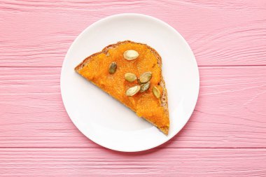 Masada lezzetli ekmek ve balkabağı reçeli tabağı