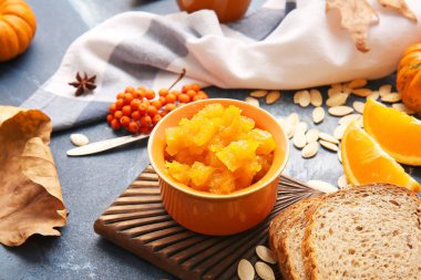 Renkli arkaplanda ekmek olan lezzetli balkabağı reçeli