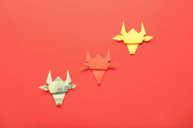 Origami boğaları 2021 yılının sembolü olarak renk arkaplanında