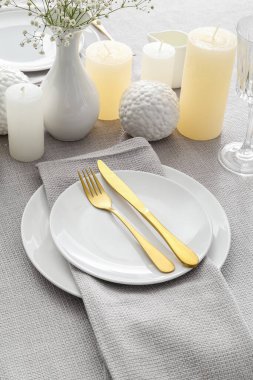 Işık arkaplanındaki güzel tablo ayarları