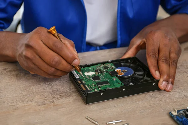 African American Technician Repairing Computer Service Center Closeup — Stock Photo, Image