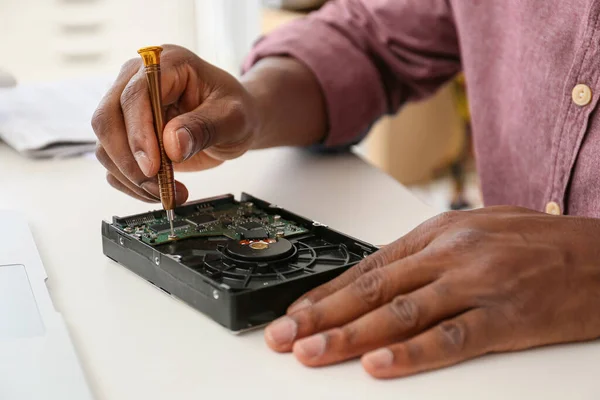 Técnico Afro Americano Reparando Computador Centro Serviço Close — Fotografia de Stock
