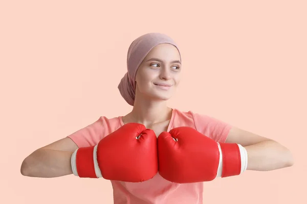 Frau Nach Chemotherapie Boxhandschuhen Auf Farbigem Hintergrund Kampf Gegen Krebs — Stockfoto