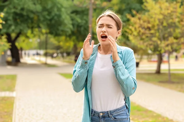 Giovane Donna Che Soffre Allergia All Aperto — Foto Stock