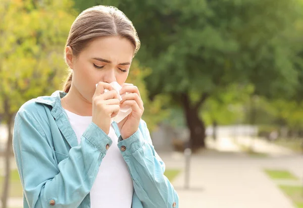 Mujer Joven Que Sufre Alergia Aire Libre — Foto de Stock