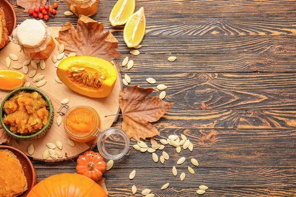 Composición Otoñal Con Sabrosa Mermelada Calabaza Sobre Fondo Madera — Foto de Stock