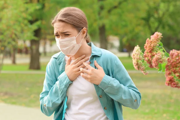 Young Woman Medical Mask Suffering Pollen Allergy Outdoors — Stock Photo, Image