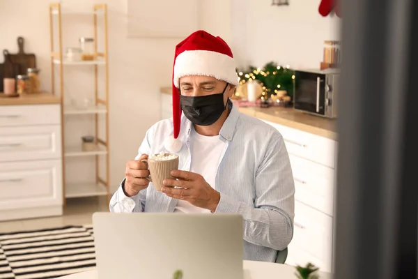 Homem Comemorando Natal Casa Devido Epidemia Coronavírus — Fotografia de Stock