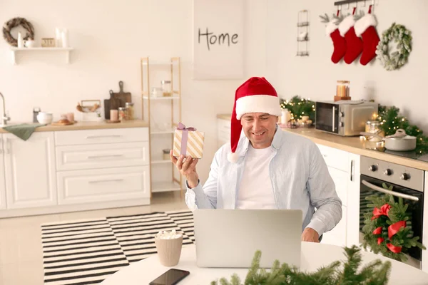 Man Celebrating Christmas Home Due Coronavirus Epidemic — Stock Photo, Image