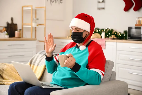 Homem Comemorando Natal Casa Devido Epidemia Coronavírus — Fotografia de Stock