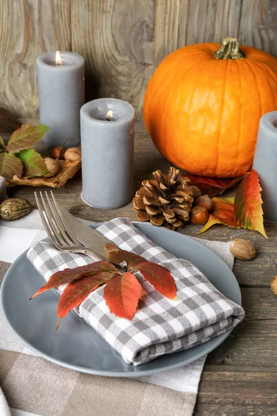 Schöne Tischdekoration Mit Herbstlichem Dekor — Stockfoto