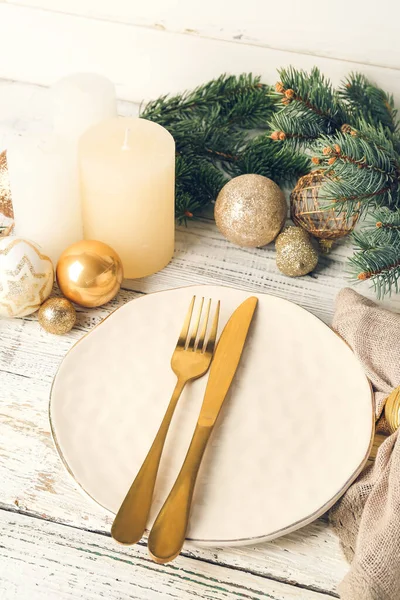 クリスマスのお祝いのための美しいテーブル設定 — ストック写真