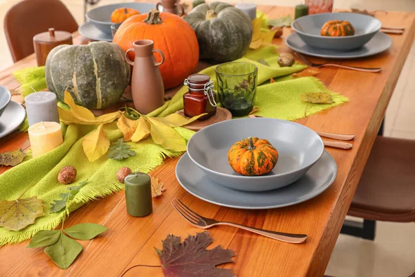 Schöne Tischdekoration Mit Kürbissen Und Herbstblättern Esszimmer — Stockfoto