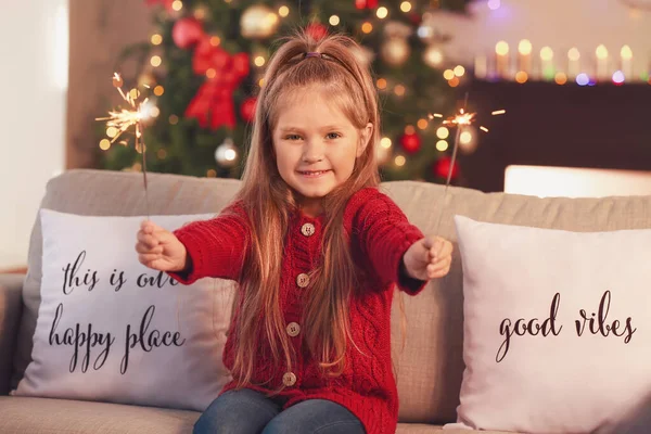 Cute Little Girl Ognie Świętowanie Bożego Narodzenia Domu — Zdjęcie stockowe