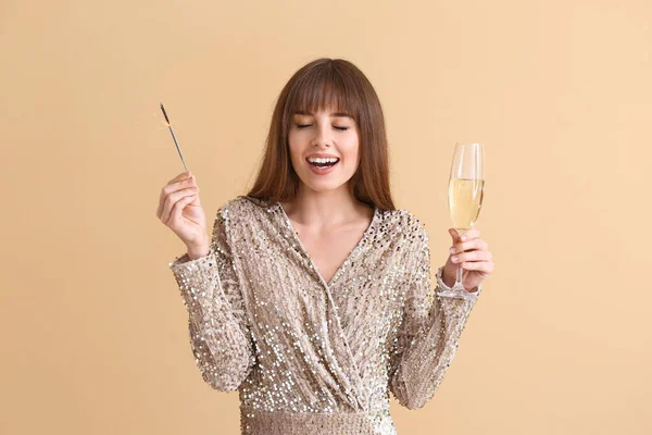 Beautiful Young Woman Christmas Sparklers Champagne Color Background — Stock Photo, Image