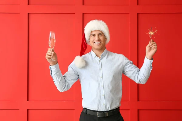 Noel Havai Fişekleri Renkli Bir Şampanyası Olan Yakışıklı Bir Genç — Stok fotoğraf