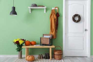 Modern salonun sonbahar desenli şık iç tasarımı.