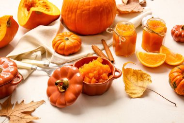 Beyaz zemin üzerinde lezzetli balkabağı reçeli ile sonbahar kompozisyonu