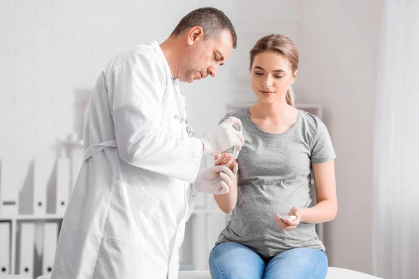 Pregnant Diabetic Woman Visiting Doctor Clinic — Stock Photo, Image