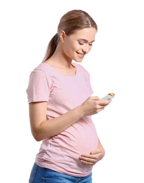 Schwangere Diabetikerin Mit Digitalem Glukometer Auf Weißem Hintergrund — Stockfoto