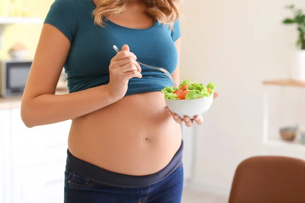 Beautiful Pregnant Woman Eating Healthy Vegetable Salad Kitchen — Stock Photo, Image