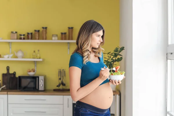 Krásná Těhotná Žena Jíst Zdravý Zeleninový Salát Kuchyni — Stock fotografie