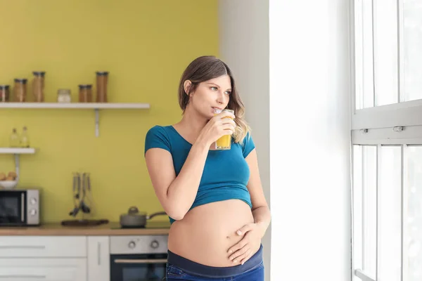 Belle Femme Enceinte Buvant Jus Sain Dans Cuisine — Photo