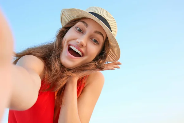 Schöne Junge Frau Macht Selfie Strand — Stockfoto