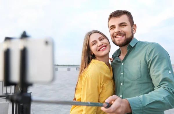 Giovane Coppia Prendendo Selfie All Aperto — Foto Stock