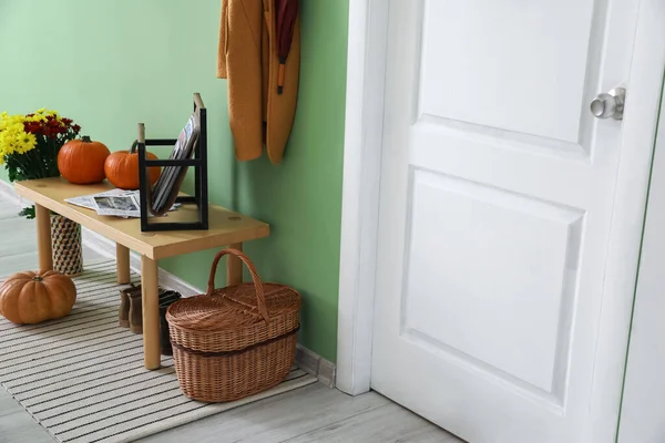 Elegante Interno Della Sala Moderna Con Decorazioni Autunnali — Foto Stock