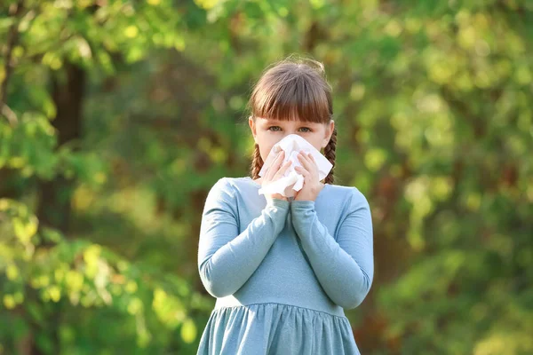 Menina Que Sofre Alergia Livre — Fotografia de Stock