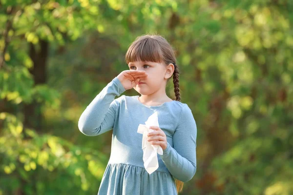 Dziewczynka Cierpiąca Alergię Świeżym Powietrzu — Zdjęcie stockowe
