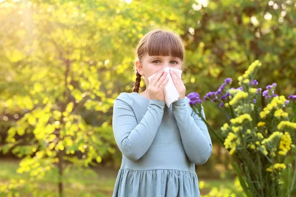 Gadis Kecil Yang Menderita Alergi Luar Ruangan — Stok Foto