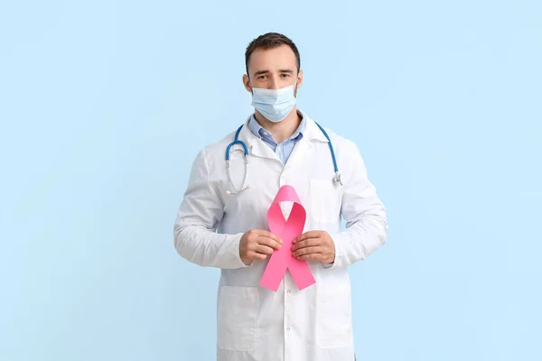 Arzt Medizinischer Maske Und Mit Rosa Schleife Auf Farbigem Hintergrund — Stockfoto