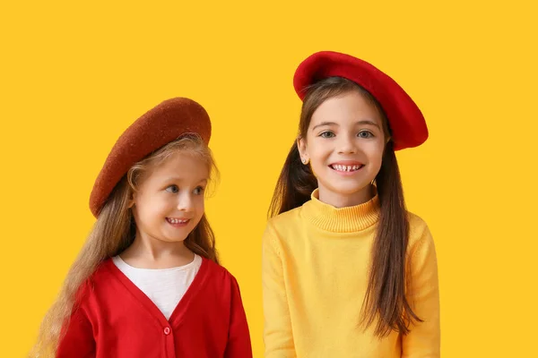 Nette Kleine Kinder Herbstkleidung Auf Farbigem Hintergrund — Stockfoto